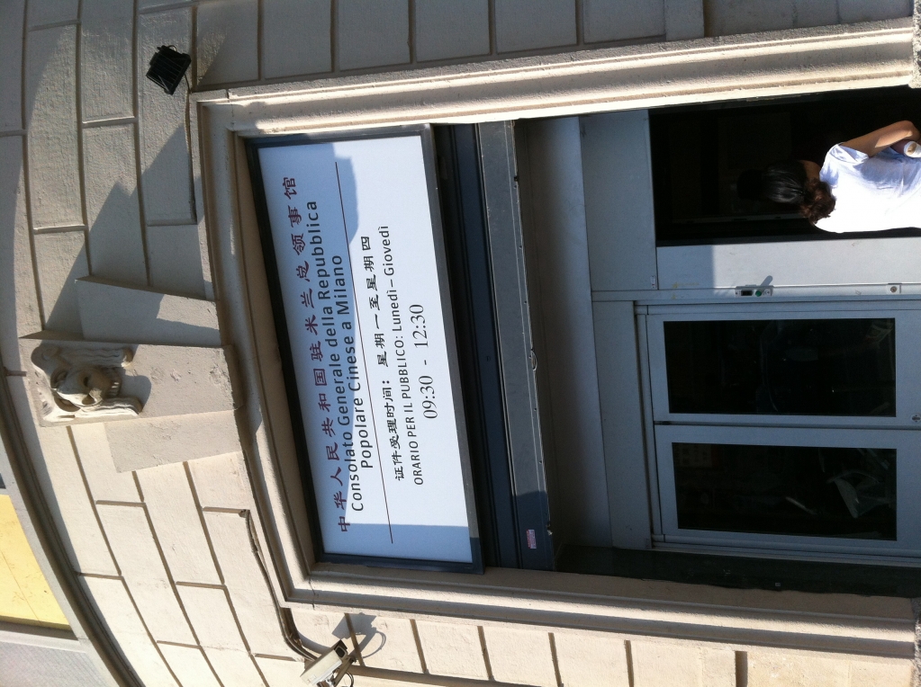 各位谁知道去米兰使馆的上班时间,还有地铁哪
