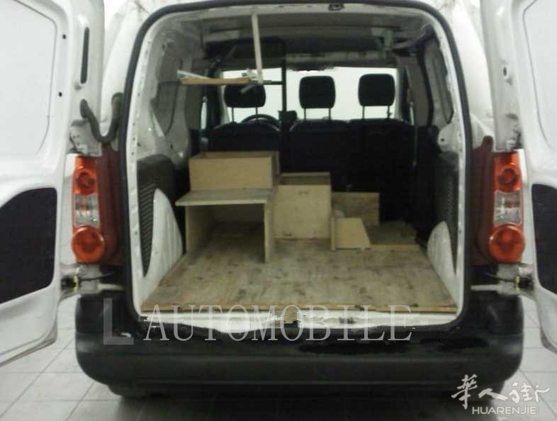 巴黎出售二手车 PEUGEOT小货车