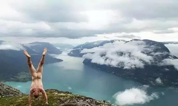 裸体男光屁股倒立环游世界,最后中国那张亮了! - 意大利旅游 - 华人街网