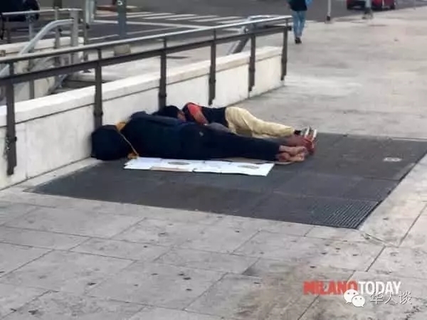 米兰火车站门前成为露天难民收留所