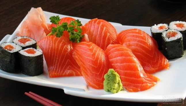 生吃三文鱼小心感染寄生虫!