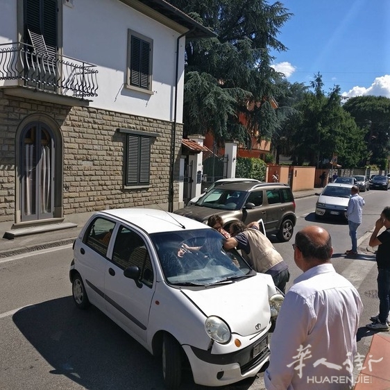 这起严重的交通事故发生于5月19日这天下午在普拉托省Cafaggio的via Roma,当时大约是15点15分左右在这条街跟via Jacopone da Todi路口附近发生一起追尾事故,受伤的是一名83岁老太太,她的车撞上了一面墙,根据了解她正在往via Jacopone da Todi转弯时突然被一辆由一名华人驾驶的宝马车高速行驶追尾。 该名老太太被用一辆救护车以黄色代码送到医院医治,普拉托市政交警来到现场进行事故勘测并指挥交通等候这两辆肇事车辆被移走。(alexzou编译)