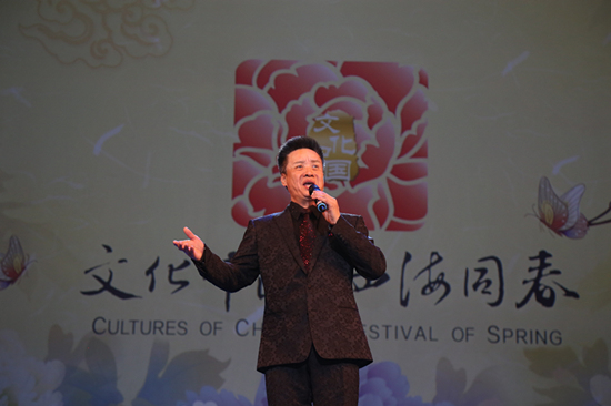 阎维文演唱歌曲《母亲》.(图片来源:欧洲时报记者夏晓彤 摄)-四