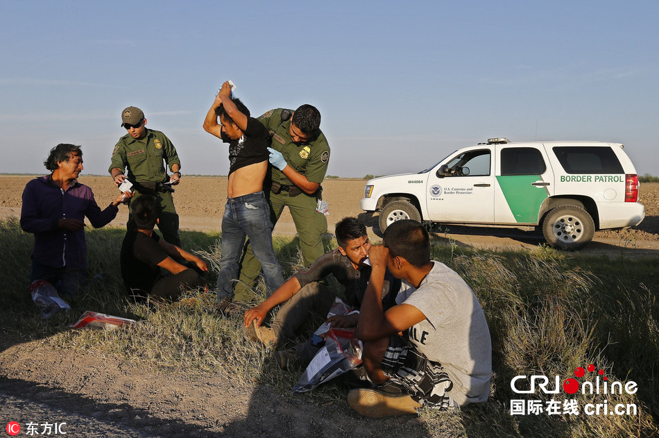 美边境巡逻队逮捕墨西哥非法移民