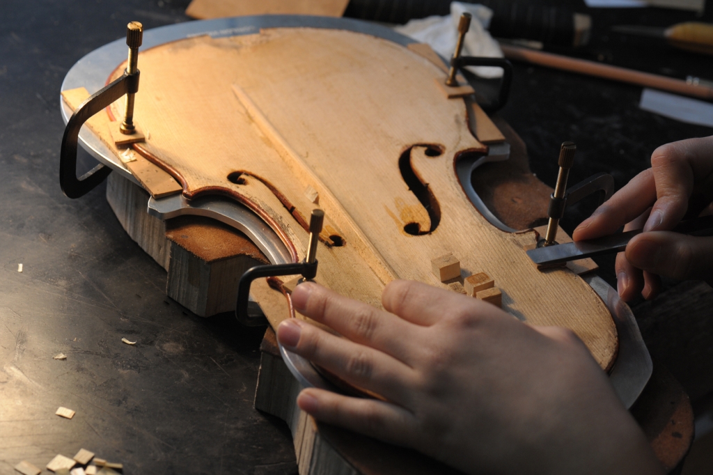 德国corilon小提琴手工制作室制琴师正在工作