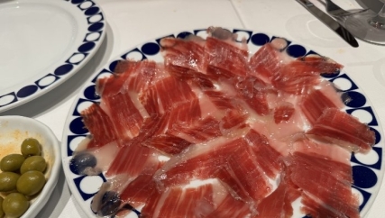朋友请我吃的西班牙火腿。很贵啊这盘。什么意大利火腿在这个面前都是浮云，油很多又甜
