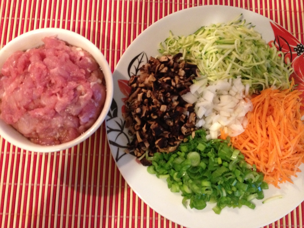 切好的菜和剁好的猪肉