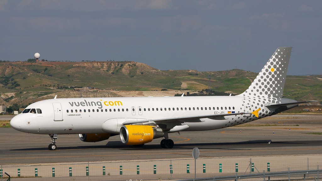Airbus_A320-214_-_Vueling_-_EC-JPL_-_LEMD.jpg