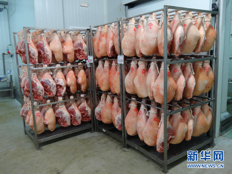 等待加工的生猪腿。