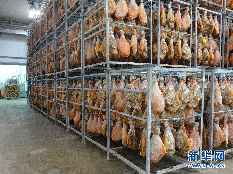 经过前期处理的猪腿都被送到这里悬挂风干，慢慢地它们就变成了“火腿”。猪腿在这里的时间至少为１０个月。 ...