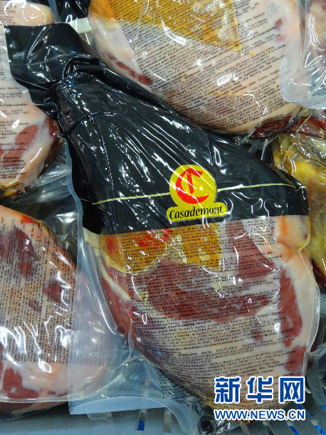 一条制作并包装好的剔骨火腿。