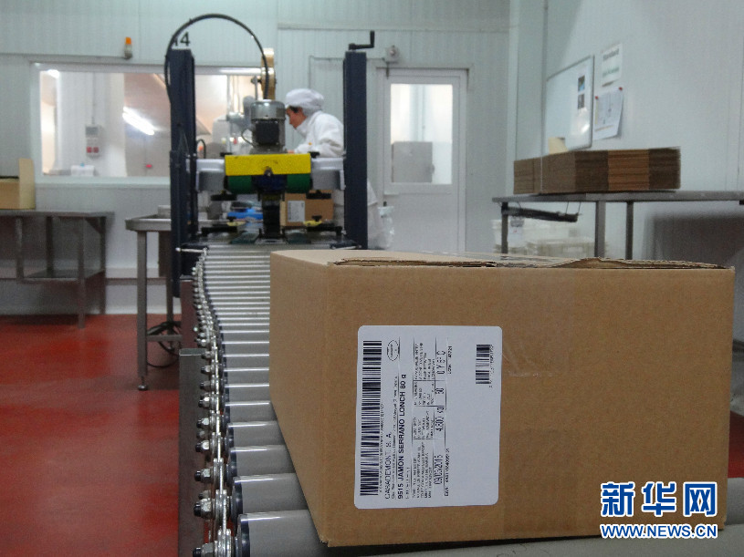 装满切片火腿的纸盒。我们可以看到，处于食品加工安全和卫生的考虑，切片和装盒是在两个不同的房间里。 ... ...