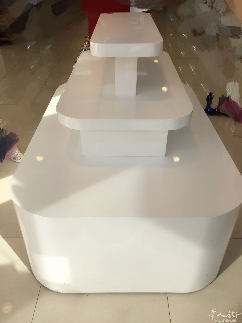 出售全新的白色烤漆展示台