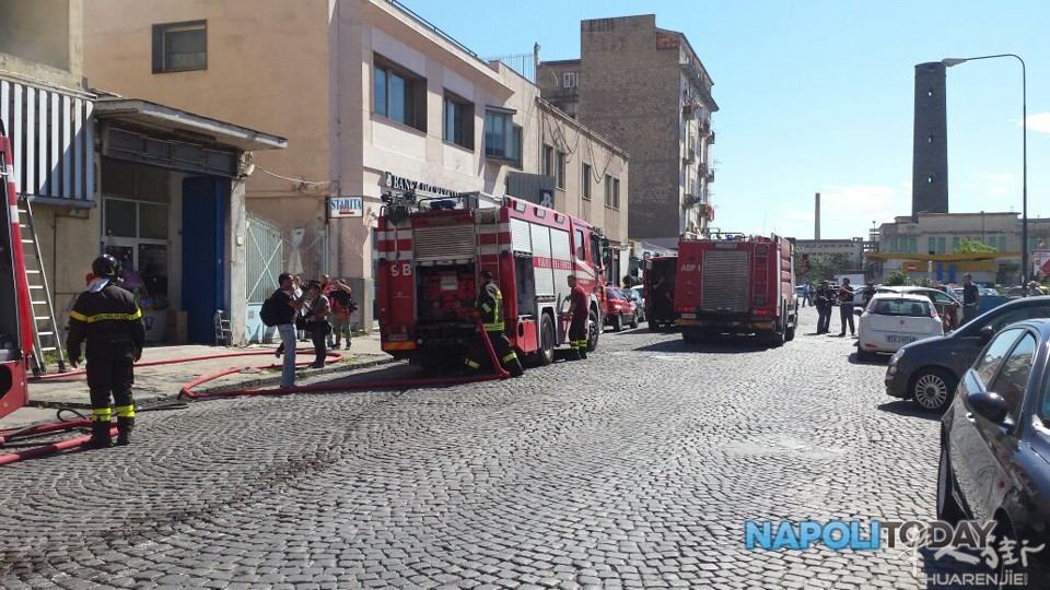 incendio-capannoni-cinesi-a-gianturco-foto-n-clemente-2.jpg