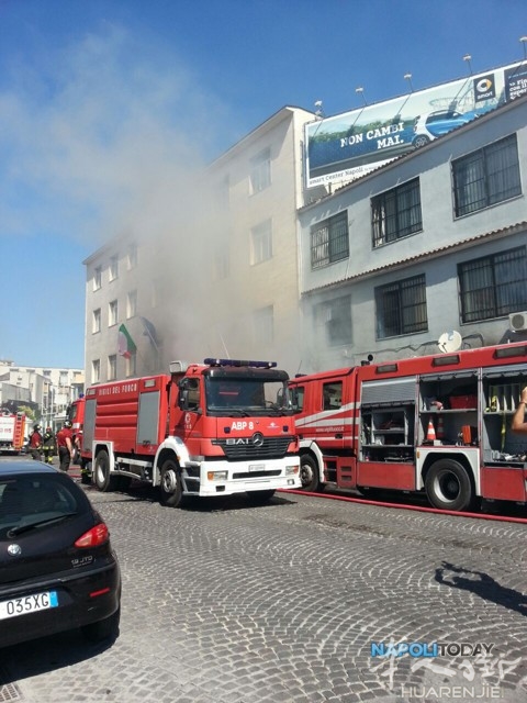 incendio-capannoni-cinesi-a-gianturco-foto-n-clemente-5.jpg