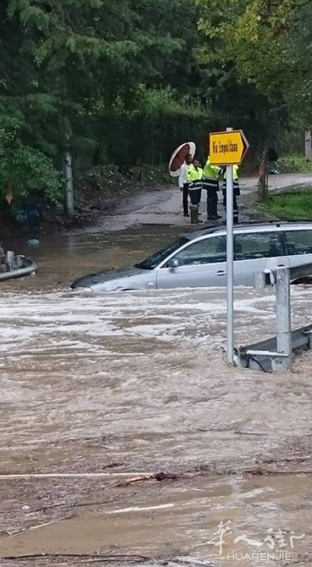 Allagamento via Empolitana 14.10.15 (foto facebook Teresa P.).jpg