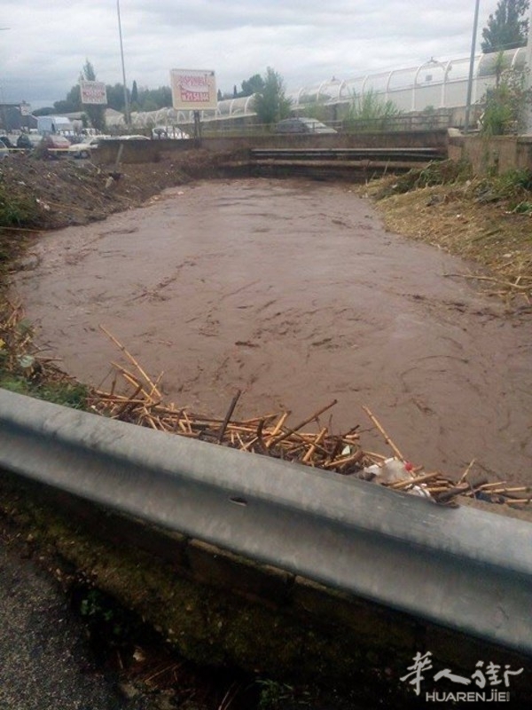Allagamento via Massa Carciana 14.10.15 1 (foto Cesare Rascelli).jpg