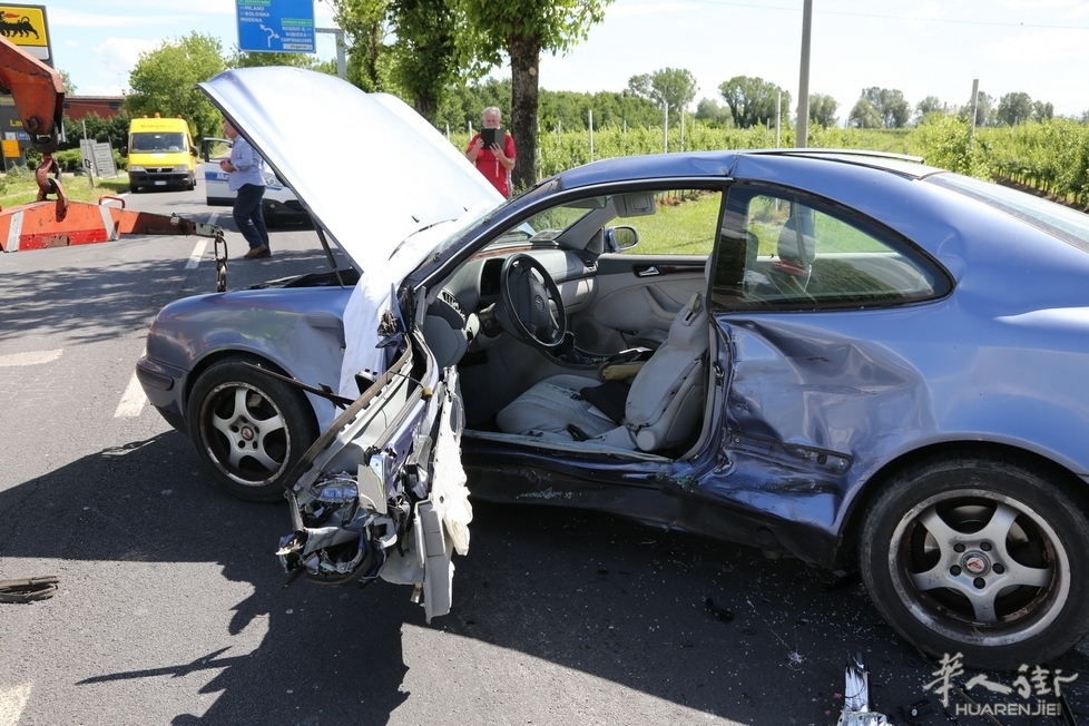 事故:摩德纳省一华人驾驶路虎与一奔驰相撞 两人受伤