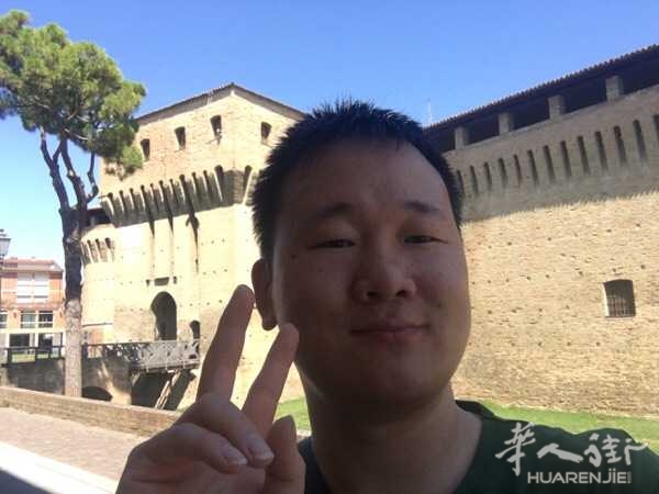 本人是半聋人 出生浙江人  在意大利 在工作是老外