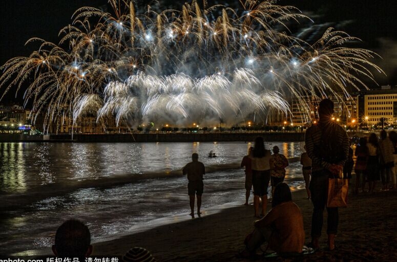 西班牙旅游旺季 巴塞罗那游人多了也烦恼