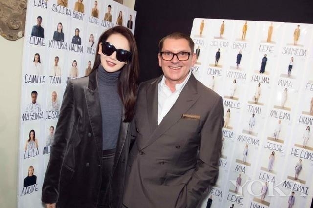 戚薇亮相米兰时装周 西装女王帅气温柔