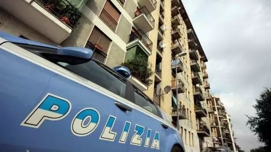 因情生恨？米兰两青年持刀互砍