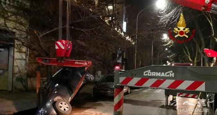 【视频】罗马一街道路面塌陷导致一辆汽车落入坑中