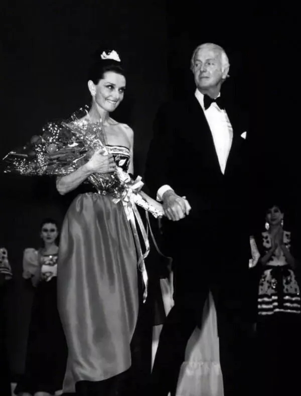 有一种比婚姻更长久的爱，叫纪梵希和赫本。