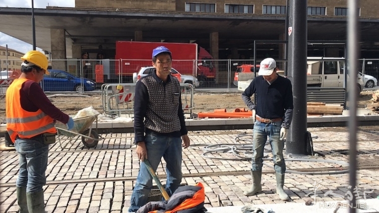 【视频】这批文成工人去佛村修铁轨，把老外看呆了！