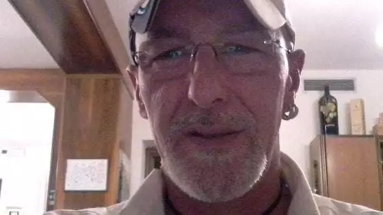 连开十枪当女儿面射杀女友，凶手被判30年