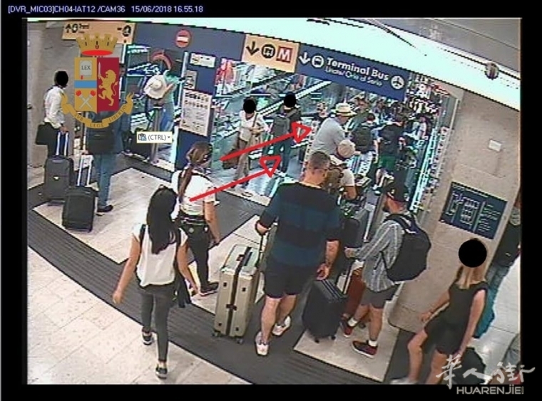 女贼就在警察眼皮底下作案 华人游客钱包失而复得