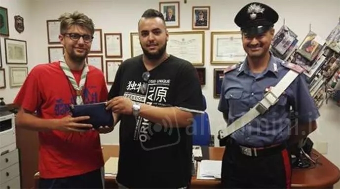 酒吧服务生捡4000欧交给宪兵