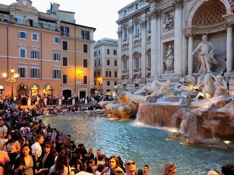 又一裸男要跳进许愿池