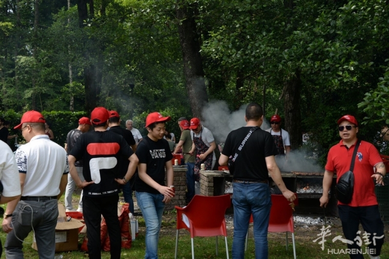 微信?#35745;琠20190616120150.jpg 意大利华人企业协会组织郊游烧烤活动,强化团队合作精神