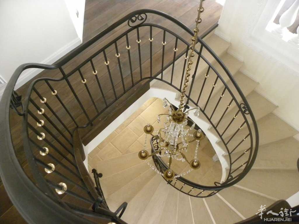concepteur-rampe-escalier-fer-forge-en-haute-savoie.jpeg