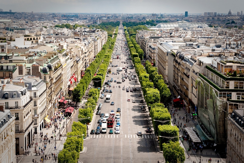 1620px-Avenue_des_Champs-Élysées_July_24,_2009_N1.jpg