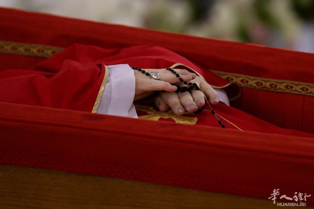 Le prime foto della salma di Papa Francesco diffuse dal Vaticano (4).jpeg