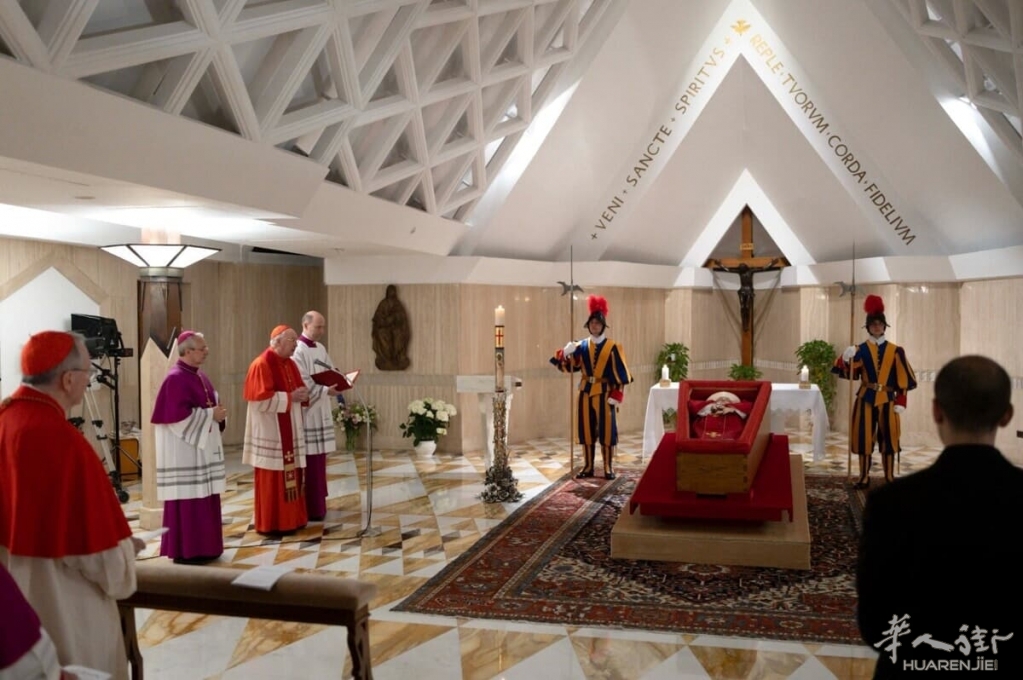 Le prime foto della salma di Papa Francesco diffuse dal Vaticano (2).jpeg