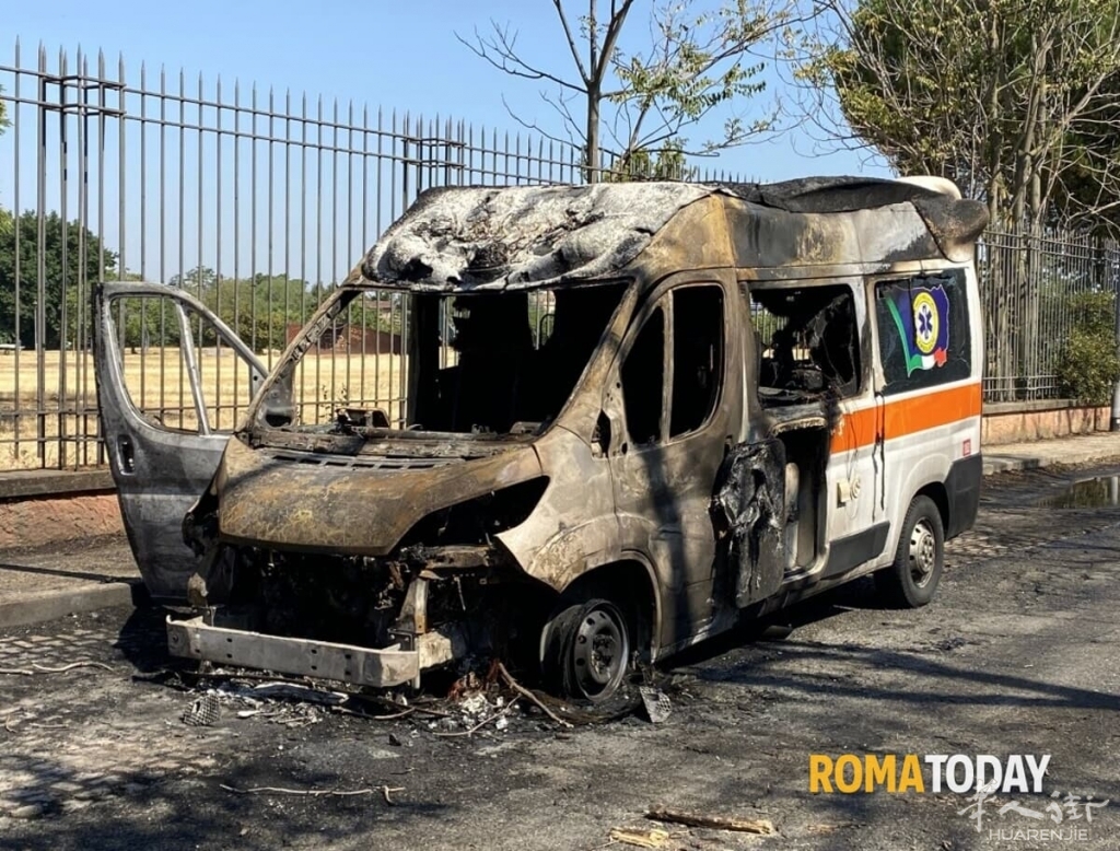 Un'ambulanza distrutta dalle fiamme in via dei Gordiani.jpg