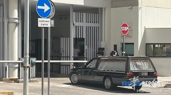 Il carro funebre entra in questura.jpg