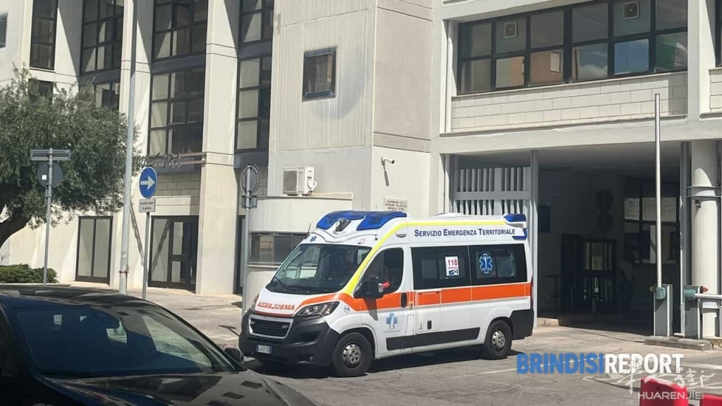 L&#039;ambulanza lascia la questura.jpg