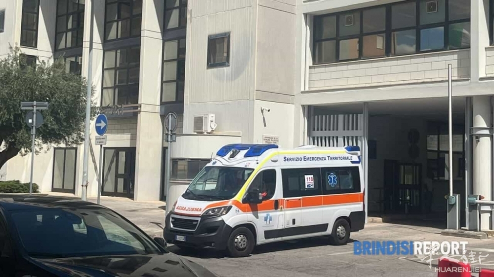 L'ambulanza lascia la questura.jpg