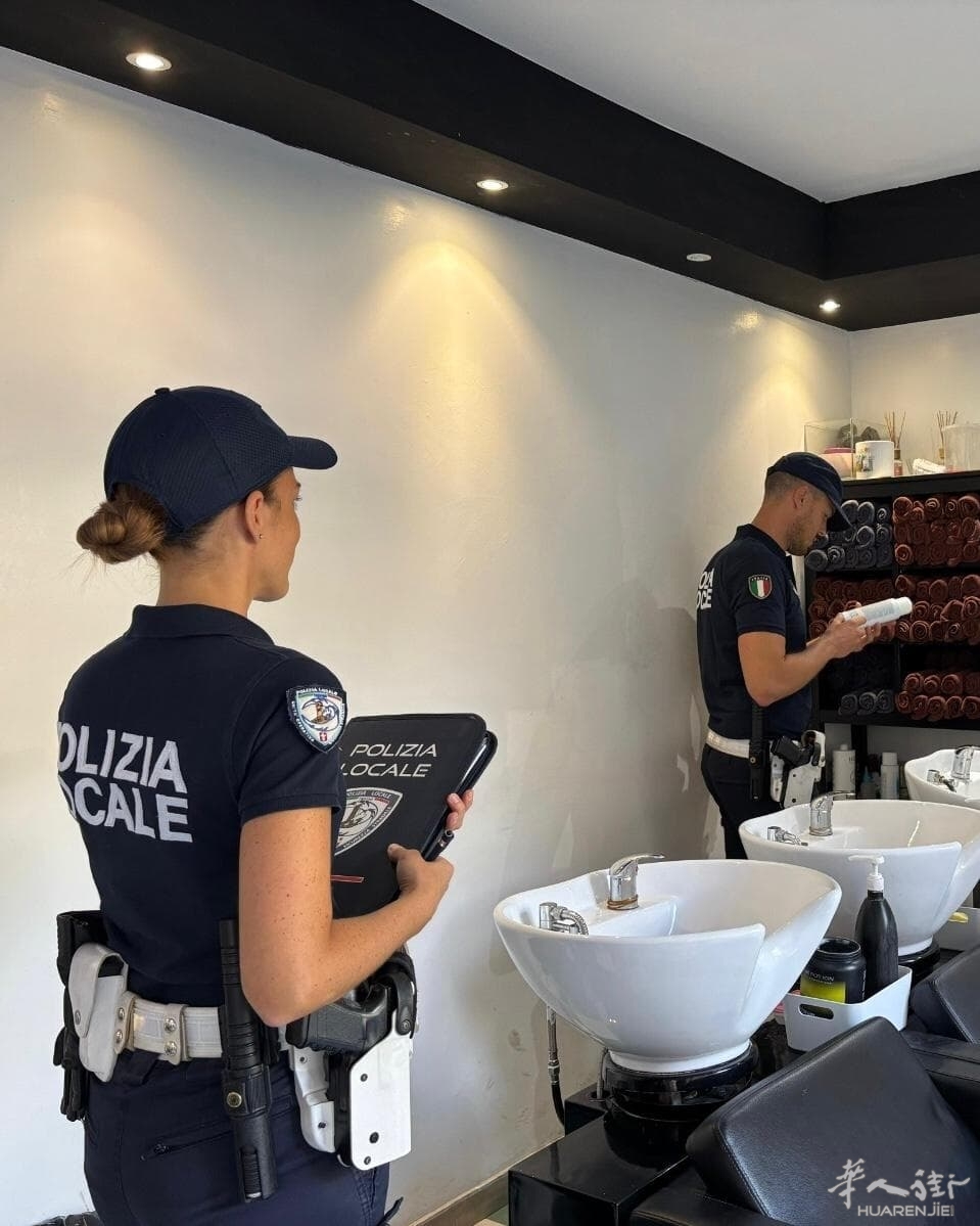 L&#039;intervento della polizia locale nel negozio.jpeg