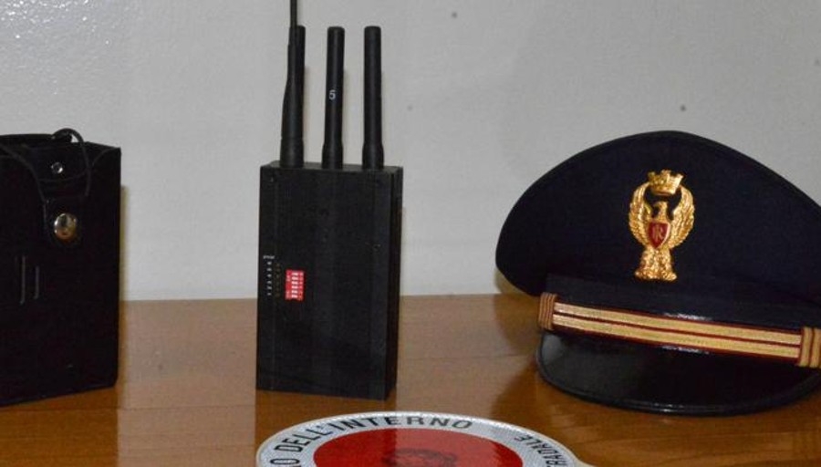 fermato-col-disturbatore-di-cellulari-denunciato-dalla-polstrada-sulla-breb_01f3.jpg