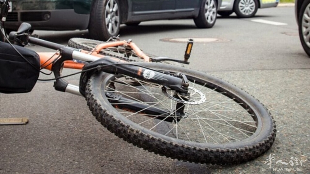 bicicletta caduta strada incidente auto-2.jpg