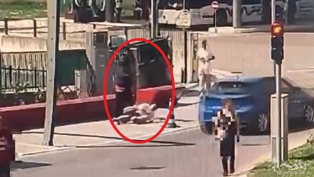 La donna scaraventata a terra a Perugia_censored.jpg