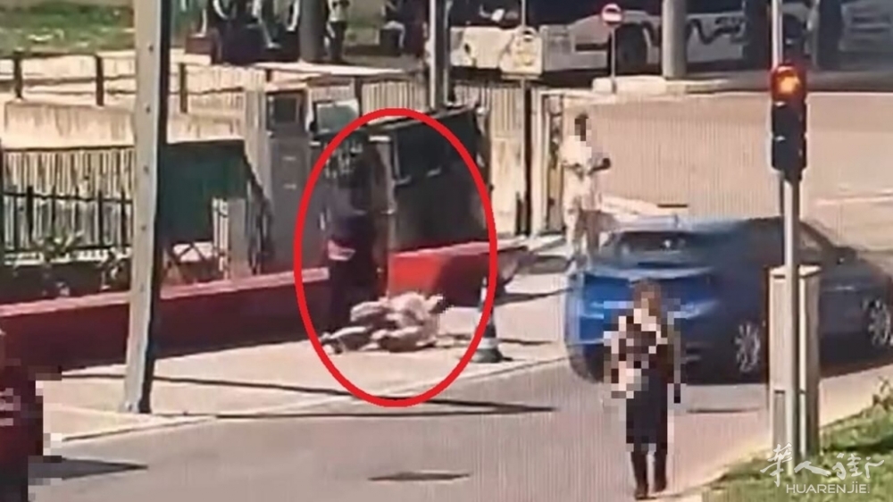 La donna scaraventata a terra a Perugia_censored.jpg