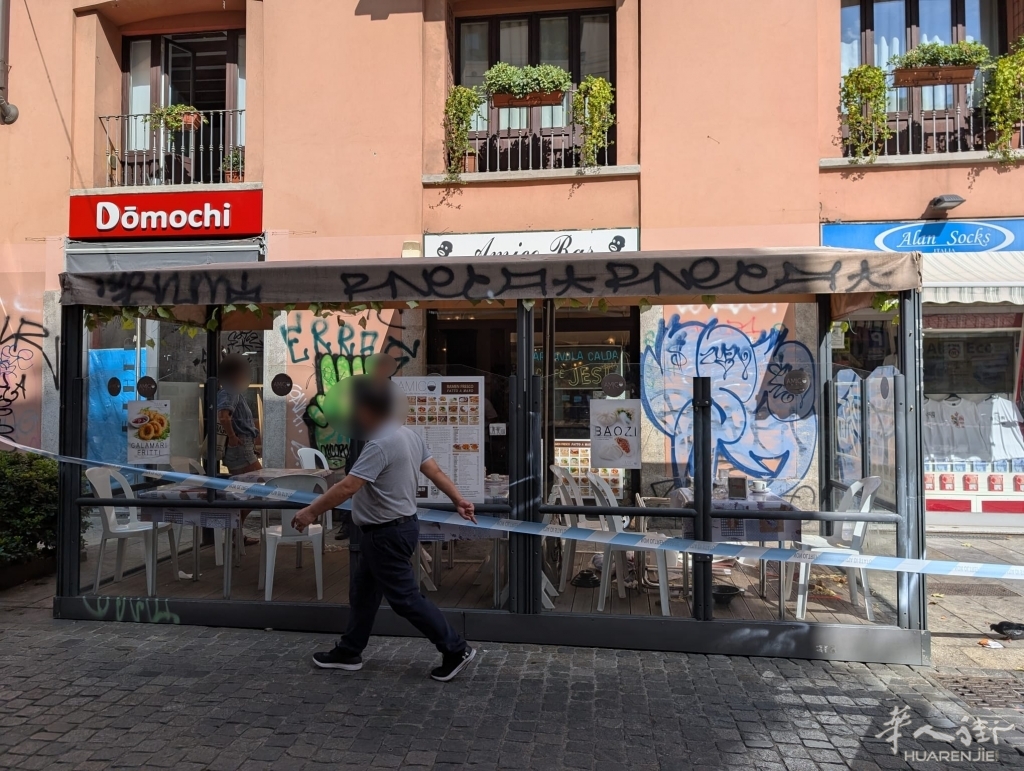 Il luogo dell'accoltellamento (foto Claudio Furlan_LaPresse).jpg