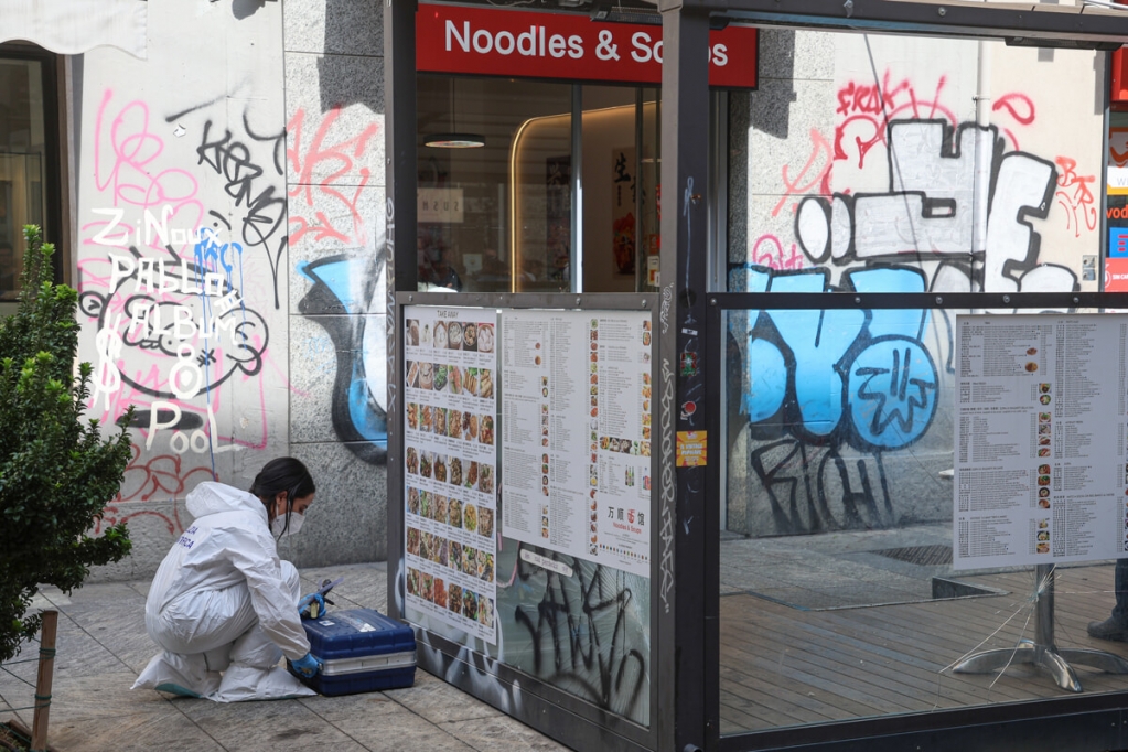 Accoltellato in via Paolo Sarpi a Milano (Gabriele Puglisi_LaPresse) - 2.jpg