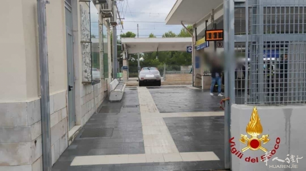 l'auto sui binari nella stazione di Santo Spirito.jpg